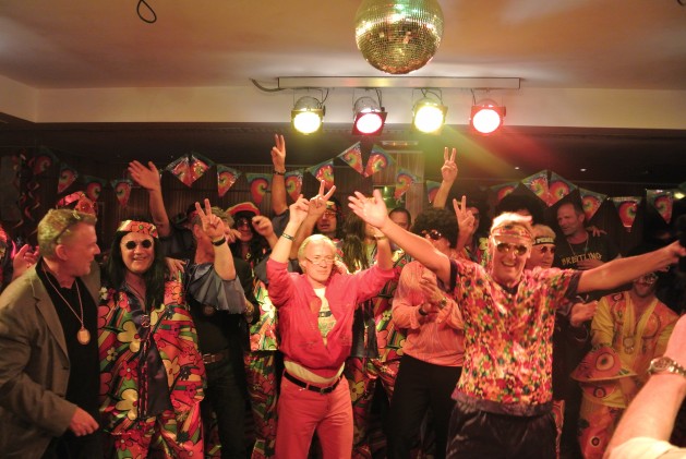 Flower-Power-Jubel-Fußballer-629x421